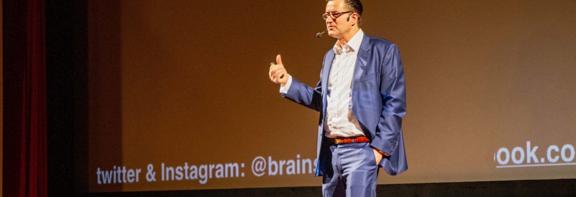 Redner Dr. Nikolai A. Behr vor Publikum bei einer Keynote für die Metropolregion München