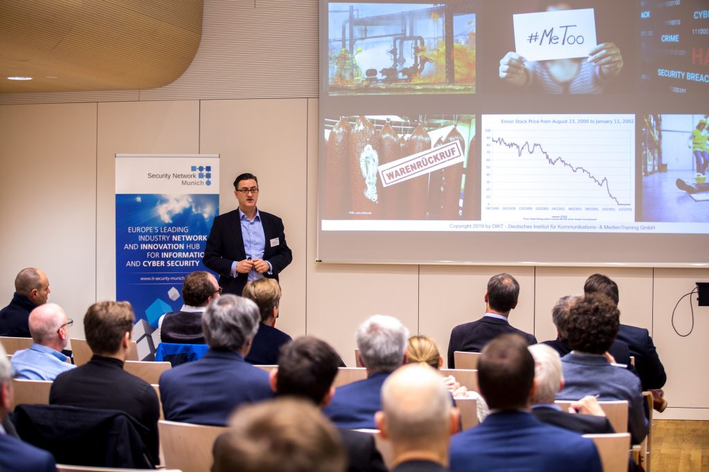 Keynote von Dr. Behr auf dem Sicherheitsnetzwerk München. Man sieht den Speaker und das Publikum