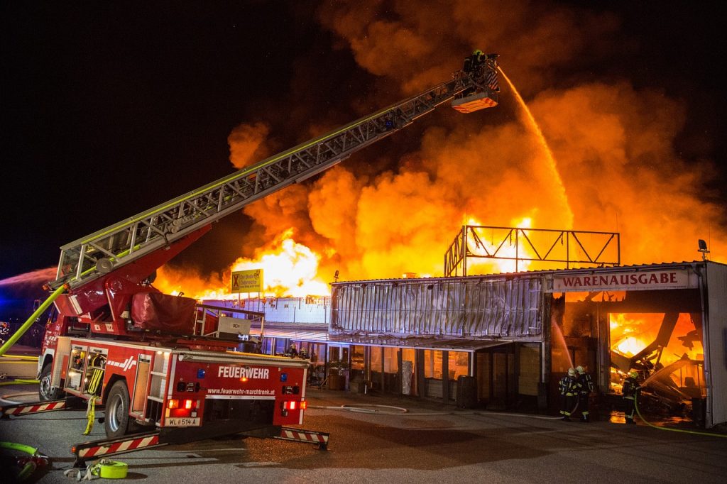 Brenndende Fabrik wird von Feuerwehr gelöscht.